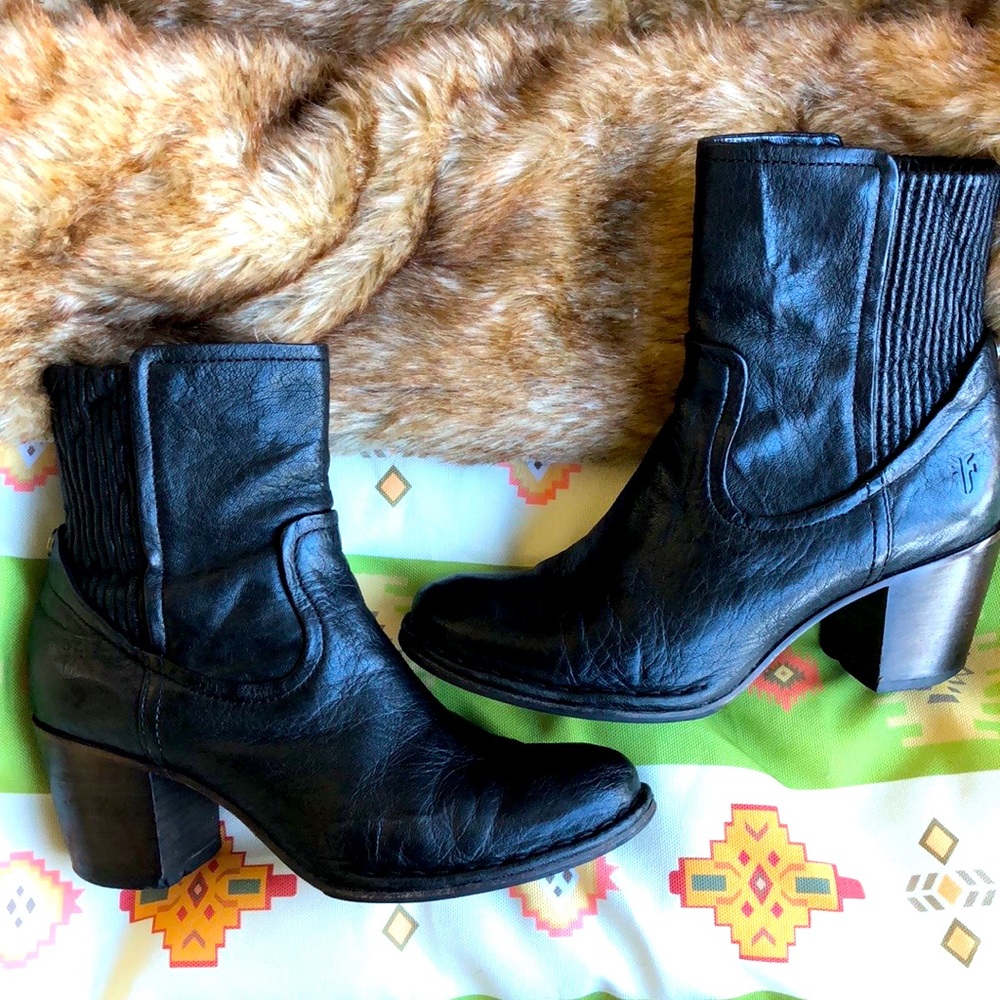 Frye Lucinda scrunch black short boots. Size 6